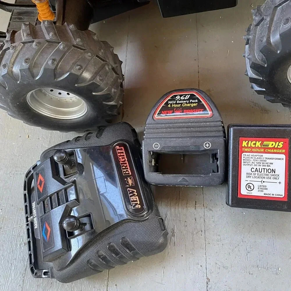 Y2K 2010 Jeep Rubicon Remote & Charger Toy Car For Kid & Adult Fun Outdoorsy - Picture 3 of 13